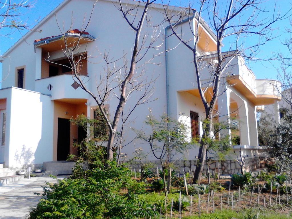 Apartments Kresimir Beauty With Shadow Trees And Parking Place Pag Town Quarto foto