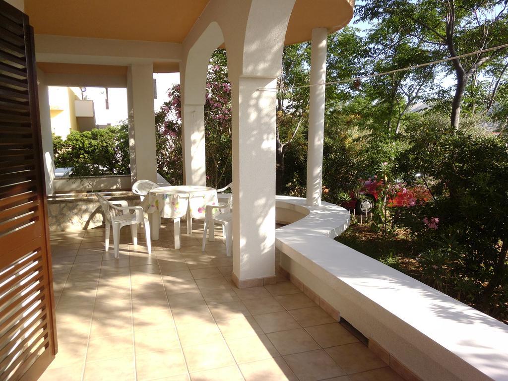Apartments Kresimir Beauty With Shadow Trees And Parking Place Pag Town Quarto foto