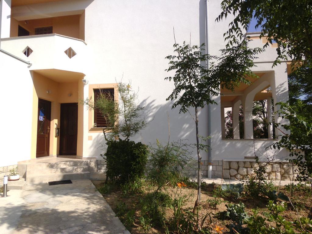 Apartments Kresimir Beauty With Shadow Trees And Parking Place Pag Town Quarto foto