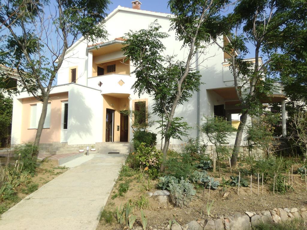 Apartments Kresimir Beauty With Shadow Trees And Parking Place Pag Town Quarto foto