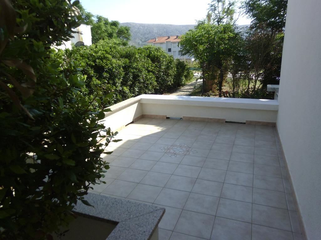 Apartments Kresimir Beauty With Shadow Trees And Parking Place Pag Town Quarto foto