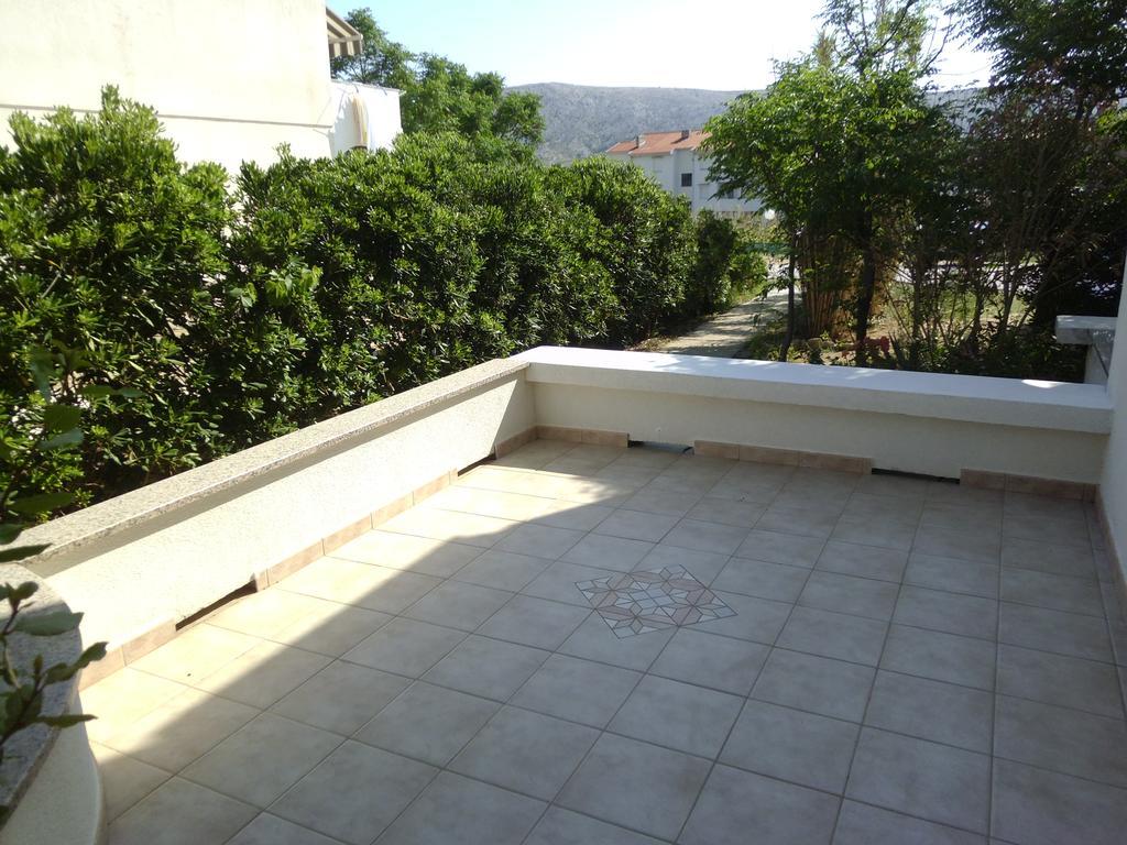 Apartments Kresimir Beauty With Shadow Trees And Parking Place Pag Town Quarto foto