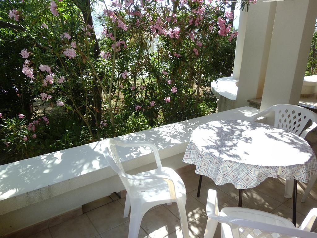 Apartments Kresimir Beauty With Shadow Trees And Parking Place Pag Town Quarto foto