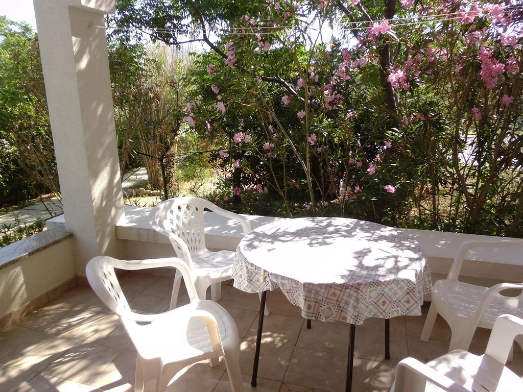 Apartments Kresimir Beauty With Shadow Trees And Parking Place Pag Town Quarto foto