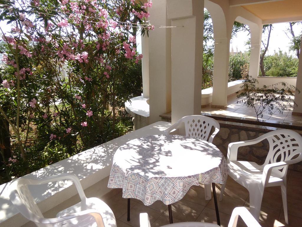Apartments Kresimir Beauty With Shadow Trees And Parking Place Pag Town Quarto foto