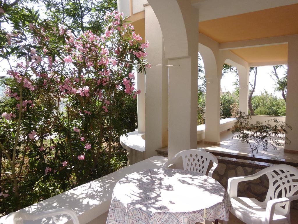 Apartments Kresimir Beauty With Shadow Trees And Parking Place Pag Town Quarto foto